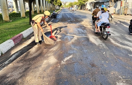 Nghị định 168 - Lỗi trừ 2 điểm GPLX ô tô và xe máy: Đổ dầu nhớt, chất gây trơn trượt trên đường
